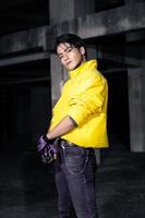 ein asiatisch Mann mit ein Gelb Jacke und schwarz Haar posieren sehr galant foto