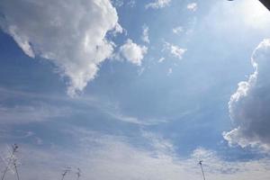 Blau Himmel mit Weiß Wolken. das riesig Blau Himmel und Wolken Himmel auf sonnig Tag. Weiß flauschige Wolken im das Blau Himmel. foto