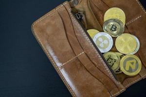 Hand halten Kryptowährung Münzen auf Geldbörse. Bitcoin auf Holz Schreibtisch Tabelle Hintergrund. virtuell Kryptowährung Konzept. Digital zum defi dezentral finanziell Bankwesen p2p Austausch Investition Technologie foto