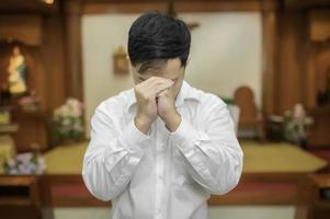 christlicher Mann, der um Segen von Gott bittet, asiatischer Mann, der zu Jesus Christus betet
