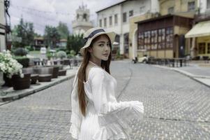 asiatisch Frau Reisen beim das alt Stadt, Dorf Italien Stil allein reisen, lebensstil von Single Mädchen foto