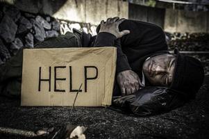 asiatischer mann ist obdachlos an der seitenstraße, ein fremder muss alleine auf der straße leben, weil er keine familie hat. foto