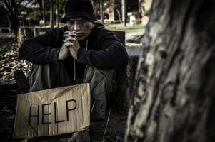 asiatischer mann ist obdachlos an der seitenstraße, ein fremder muss alleine auf der straße leben, weil er keine familie hat. foto