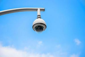 360 Grad Überwachung Kamera auf ein Pole, Blau Himmel foto