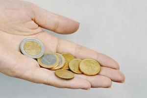 Euro-Münzen in den Händen einer Person foto
