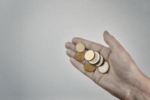Münzen in der Hand einer Person foto