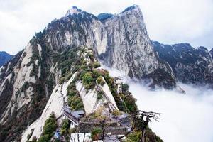 huashan Berg. das höchste von China fünf heilig Berge, namens das Westen Berg, naja bekannt zum steil Wanderwege, atemberaubend Klippen und großartig Landschaft foto