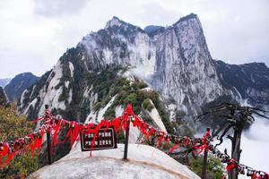 huashan Berg. das höchste von China fünf heilig Berge, namens das Westen Berg, naja bekannt zum steil Wanderwege, atemberaubend Klippen und großartig Landschaft foto