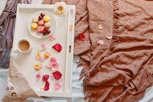 romantisches Frühstück im Bett mit Rosenblättern