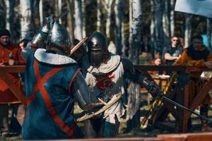 Schlacht der Ritter in Rüstung mit Schwertern in Bischkek, Kirgisistan 2019 foto