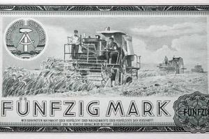 Weizen Ernte von alt Osten Deutsche Geld foto