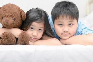 Schwester und Bruder Lügen auf Bett foto