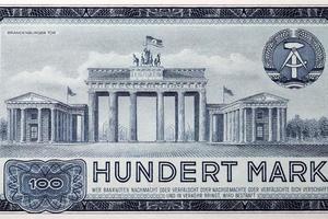 Brandenburg Tor im Berlin von alt Osten Deutsche Geld foto