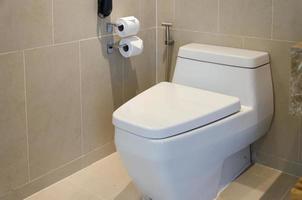 moderne weiße Toilette foto