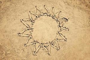Sonne Zeichnung auf Sand - - Aussicht von das über foto