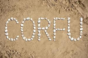 Korfu - - Wort gemacht mit Steine auf Sand foto