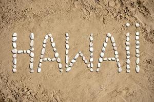 Hawaii - - Wort gemacht mit Steine auf Sand foto