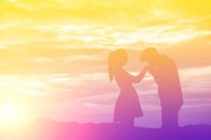 jung Paar im Liebe beim Sonnenuntergang auf das Berg foto