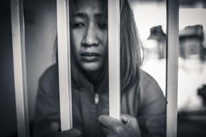 Hände von Frauen verzweifelt zu Fang das Eisen Gefängnis, Gefangener Konzept, Thailand Leute, hoffe zu Sein frei, wenn das verletzen das Gesetz würde Sein verhaftet und eingesperrt. foto