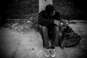 asiatischer mann ist obdachlos an der seitenstraße, ein fremder muss alleine auf der straße leben, weil er keine familie hat. foto