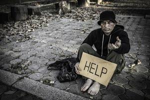 asiatischer mann ist obdachlos an der seitenstraße, ein fremder muss alleine auf der straße leben, weil er keine familie hat. foto