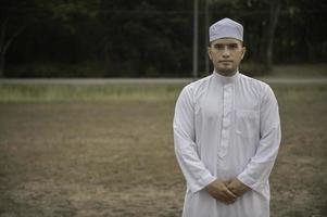 asiatisch Weiß Islam Mann Gebet, jung Muslim beten, ramadan Festival Konzept foto