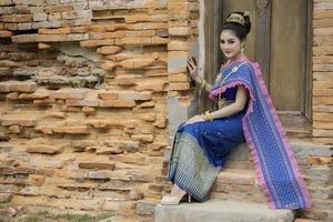 Porträt von asiatisch Frau tragen uralt thailändisch Kleid Stil, Thailand Menschen thailändisch traditionell Kleid Zahlen Respekt foto