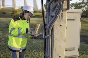 Telekommunikation Ingenieure Arbeit beim Zelle Türme zum 5g Zelle Telefon Signale, Netzwerk Turm Instandhaltung Techniker foto