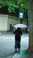 Shanghai Stadt, China, 2022 - - das Menschen mit das Maske auf das Straße während das covid19 foto