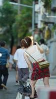 Guangzhou Stadt, China, 2022 - - das Stadt Straße Aussicht mit das Maske Menschen Gehen auf das Straße während das überzeugen 19 foto