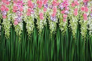 Grün Hintergrund Blumen Anordnung zum Hochzeit Zeremonie foto