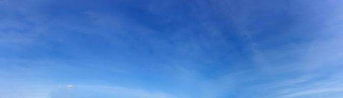 Panoramahimmel mit Wolke an einem sonnigen Tag. schöne Zirruswolke. foto