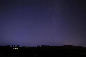 sternenklar Nacht Himmel über Felsen foto