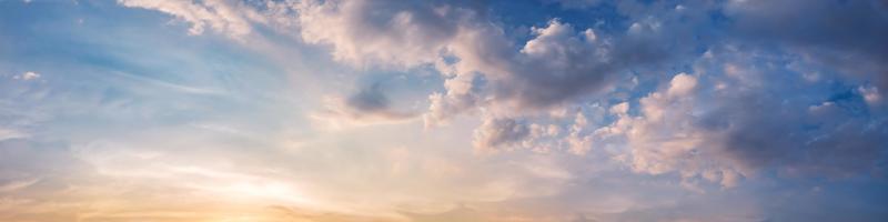 dramatischer Panoramahimmel mit Wolke auf Sonnenaufgang und Sonnenuntergangzeit. Panoramabild.