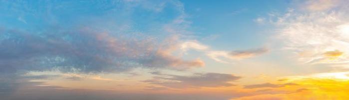 dramatischer Panoramahimmel mit Wolke auf Sonnenaufgang und Sonnenuntergangzeit. Panoramabild.