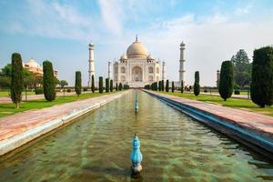 Taj Mahal Vorderansicht reflektiert auf dem Reflexionsbecken. foto