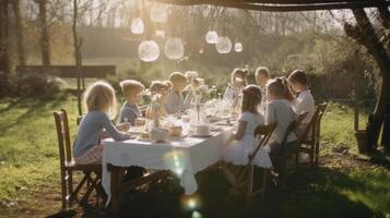 Kinder versammeln im das Hof beim das Tabelle zum Ostern Mahlzeit - - generatvie ai. foto