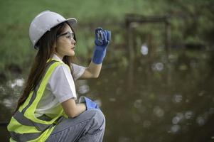 Umweltingenieure prüfen die Wasserqualität, bringen Wasser zum Testen ins Labor, prüfen den Mineralgehalt in Wasser und Boden, prüfen Wasserquellen auf Verunreinigungen. foto