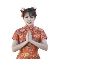 porträt schöne asiatische frau in cheongsam-kleid, thailänder, frohes chinesisches neujahrskonzept, glückliche asiatische dame in chinesischer traditioneller kleidung foto