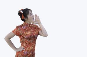 porträt schöne asiatische frau in cheongsam-kleid, thailänder, frohes chinesisches neujahrskonzept, glückliche asiatische dame in chinesischer traditioneller kleidung foto