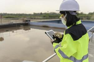 Umweltingenieure arbeiten in Kläranlagen, Wasserversorgungstechnik in Wasserrecyclinganlagen zur Wiederverwendung foto