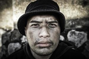 asiatischer mann ist obdachlos an der seitenstraße, ein fremder muss alleine auf der straße leben, weil er keine familie hat. foto