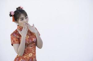 Porträt schön asiatisch Frau im cheongsam Kleid, Thailand Leute, glücklich Chinesisch Neu Jahr Konzept, glücklich asiatisch Dame im Chinesisch traditionell Kleid foto