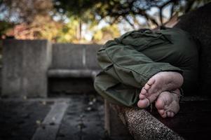 asiatischer mann ist obdachlos an der seitenstraße, ein fremder muss alleine auf der straße leben, weil er keine familie hat. foto