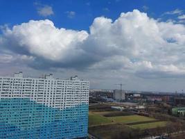 Kiew, Ukraine - - März 22, 2023 Panorama von das Stadt von das Höhe von ein mehrstöckig Gebäude foto