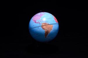 Globus auf dunkel Hintergrund foto