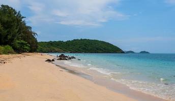 schöne landschaft aussichtspunkt für design postkarte und kalender tropischer felsstrand frontansicht meerblauer himmel mit blick auf nang ram beach sattahip bay chonburi thailand an einem klaren tag weiße wolke urlaub foto