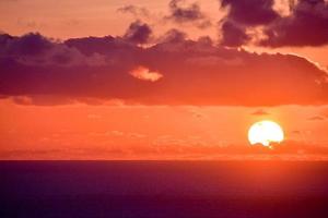 Sonnenuntergang über dem Meer foto