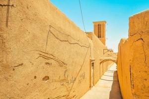 Hof alt Stadt, Dorf die Architektur Wände und Gang im yazd historisch Stadt. Straße Platten und Siesta Konzept. niemand im Straßen Mitte Sommer- Mitte Osten foto