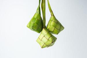 Ketupat Lebaran ist ein typisch indonesisch Essen während das festlich Jahreszeit von Ketupat, eid al fitr, eid al Adha, natürlich Reis wickeln gemacht von jung Kokosnuss Blätter auf ein Weiß Hintergrund, leeren Raum foto